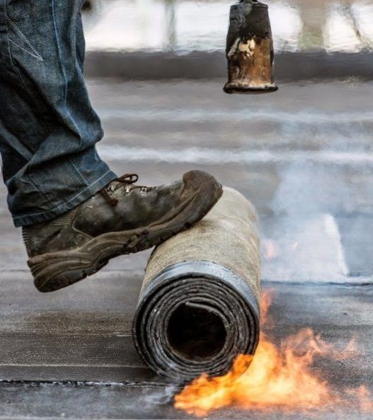 Close-up van het branden van bitumen dakbedekking