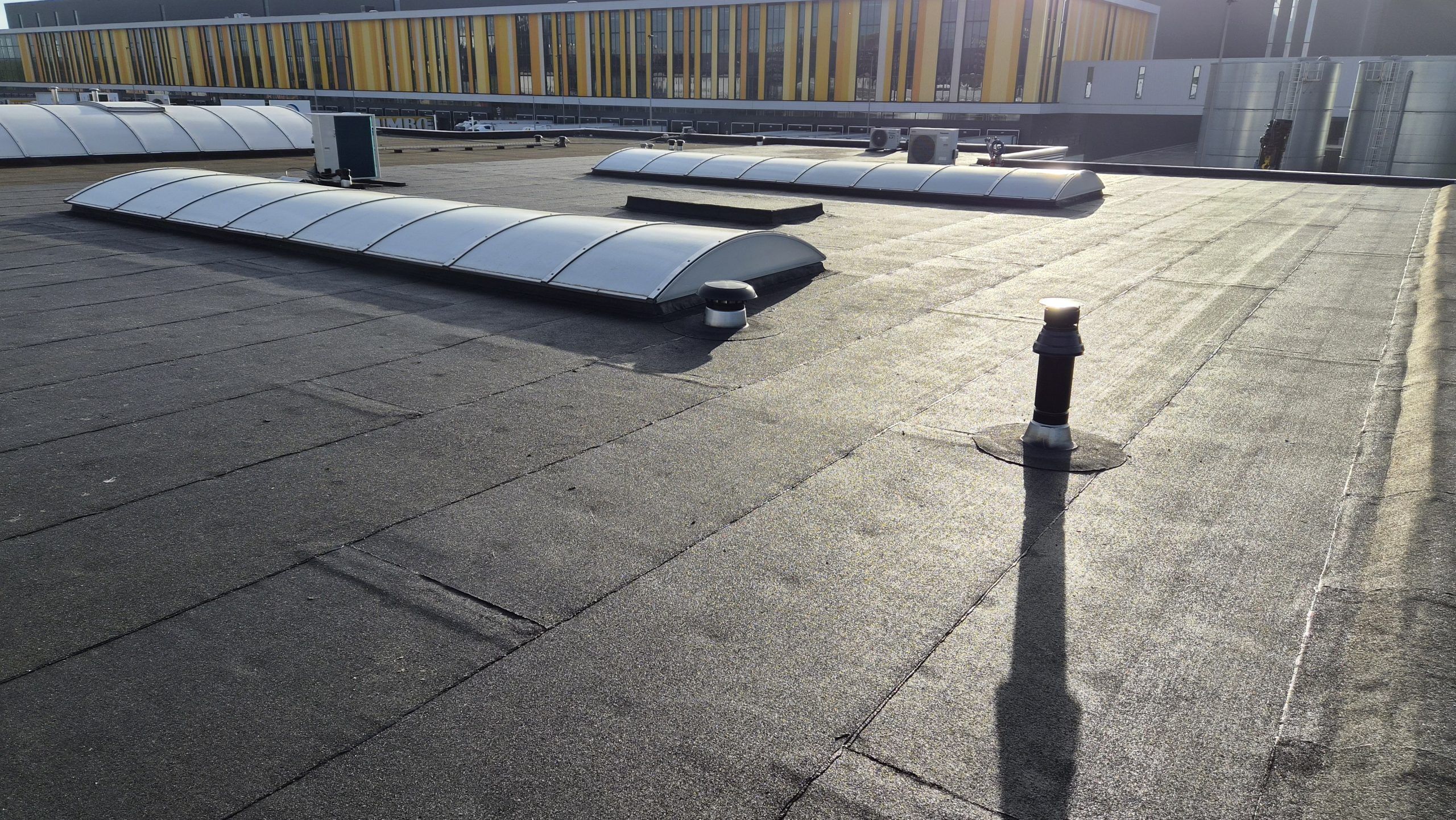 Plat dak met bitumen dakbedekking en lichtstraten