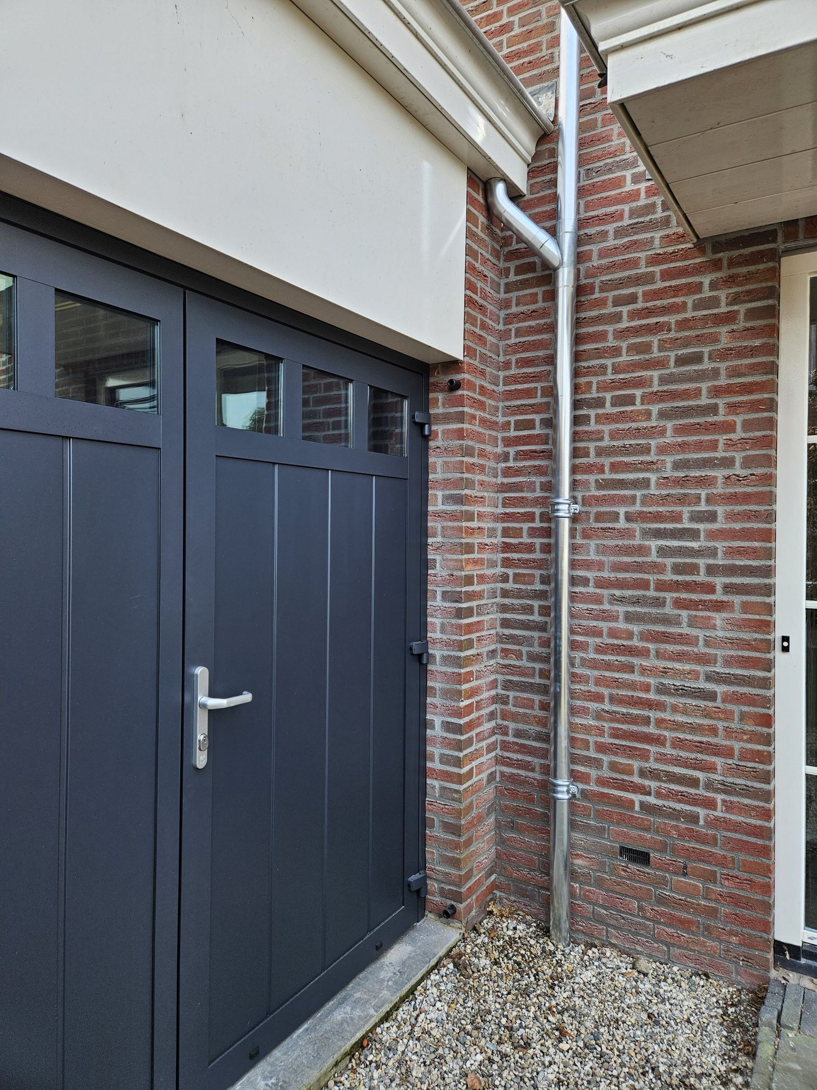 Zinken regenbuis op nieuwbouwwoning
